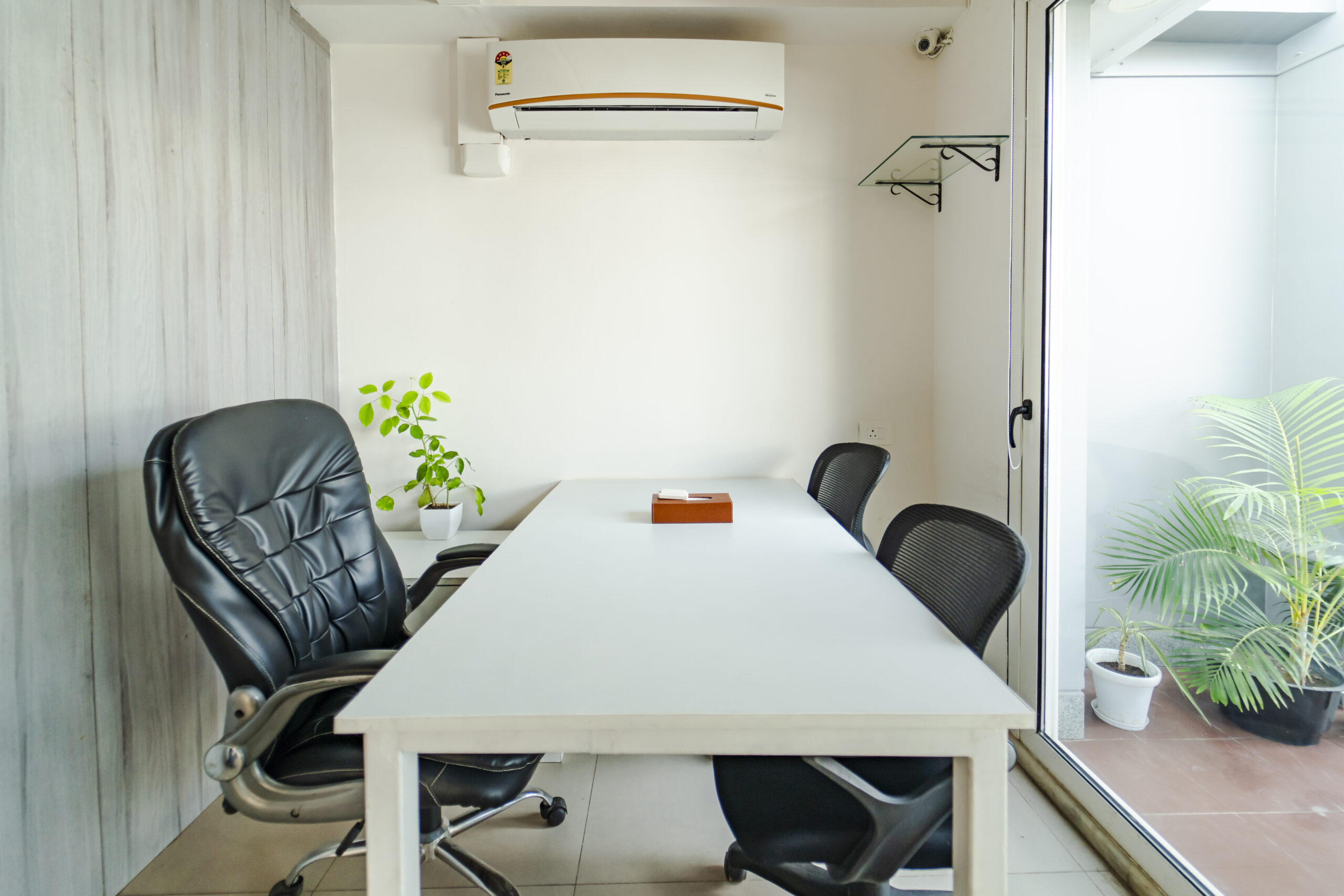 Private Cabins vs Open Desks: Which Workspace is Right for You?